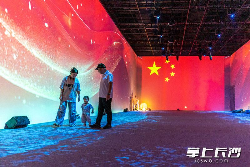 长沙芒果未来艺术中心，以数字科技与文化艺术交融，在馆内投影出巨幅五星红旗，沉浸式打卡定格最美中国红。长沙晚报全媒体记者 周数邑 摄