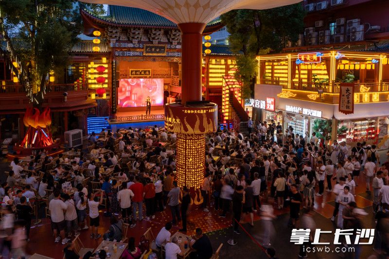 夜幕降临，火宫殿中秋庙会现场热闹非凡。