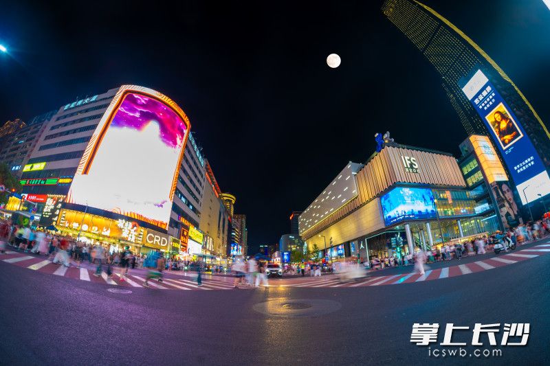 游客来到五一商圈感受长沙丰富多彩的夜生活。