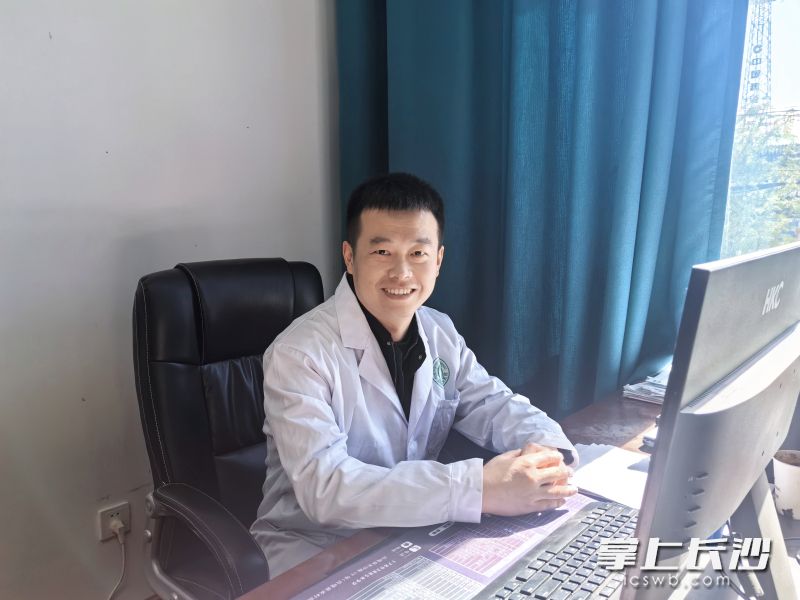 长沙市第三医院援藏医生李信。受访者供图