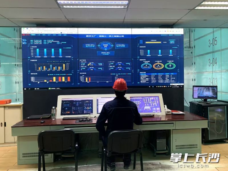 三一筑工员工正在通过筑享云平台数字工厂进行构件生产管理。市住建局供图