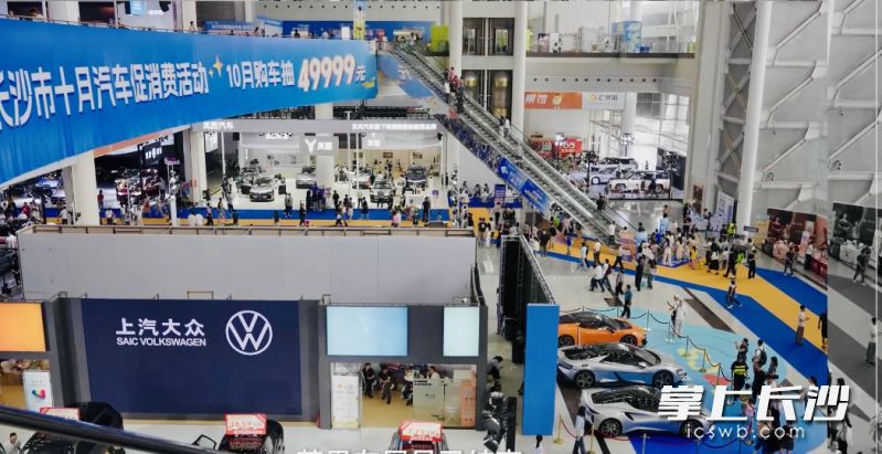 开福区政企合作激发假日汽车市场消费热潮。 均为长沙晚报通讯员 颜静 供图 开福区政企合作激发假日汽车市场消费热潮。 均为长沙晚报通讯员 颜静 供图