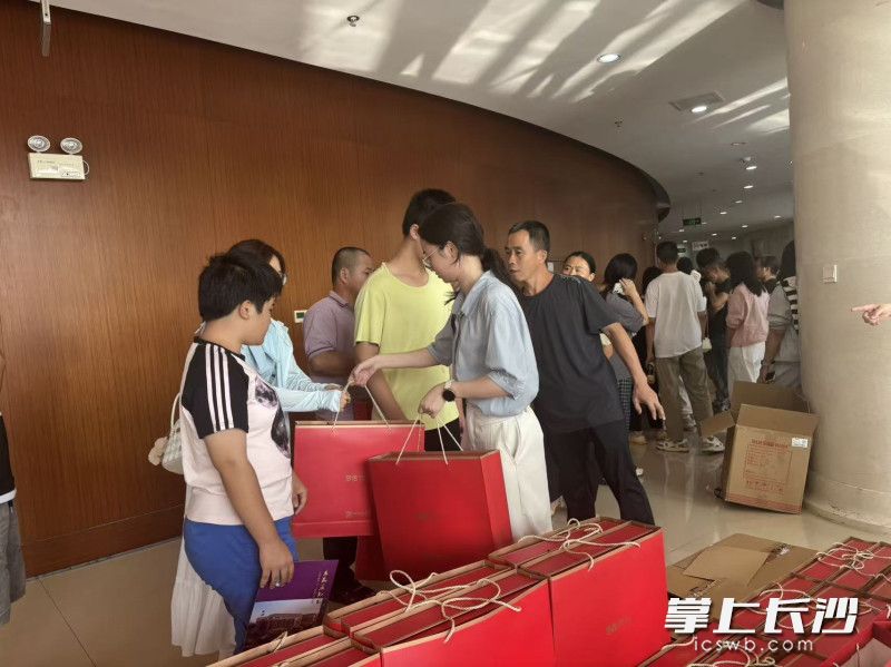 101份满载爱心的“助学包”被一一送至受助学子手中。