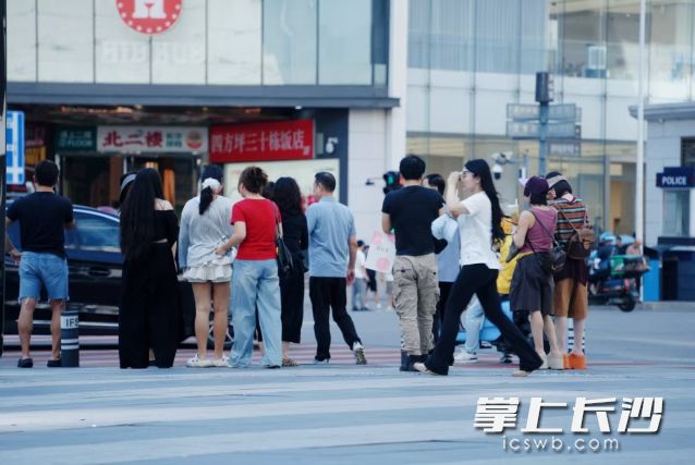 长沙市气象台今日发布高温黄色预警信号。 均为长沙晚报全媒体记者 舒元臻摄