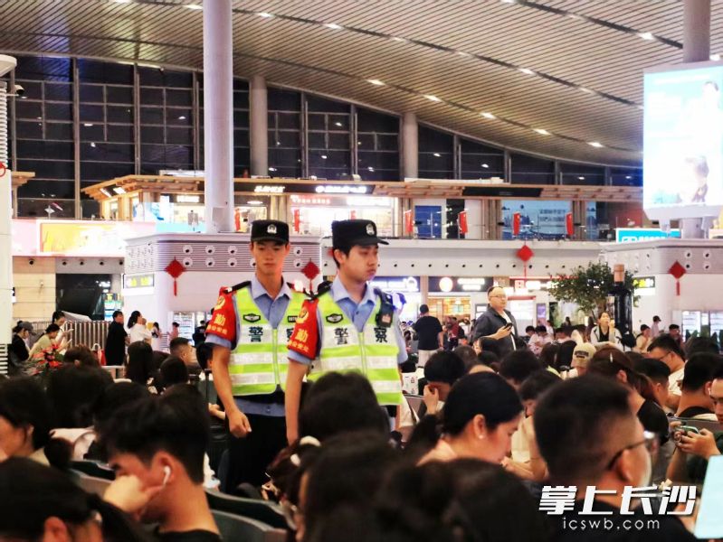 在长沙南站巡逻的派出所民辅警。 长沙晚报通讯员 张威 摄