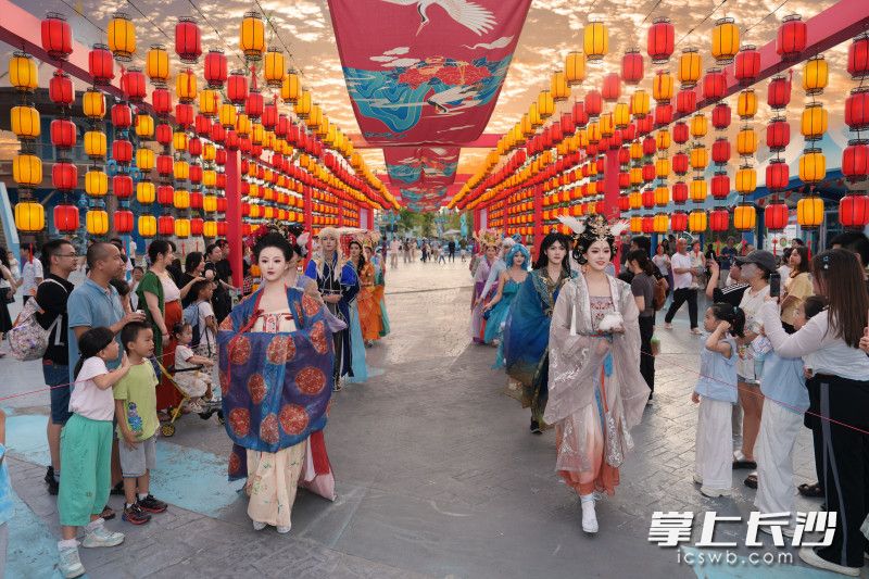活动巧妙融合科技、潮流与传统文化。