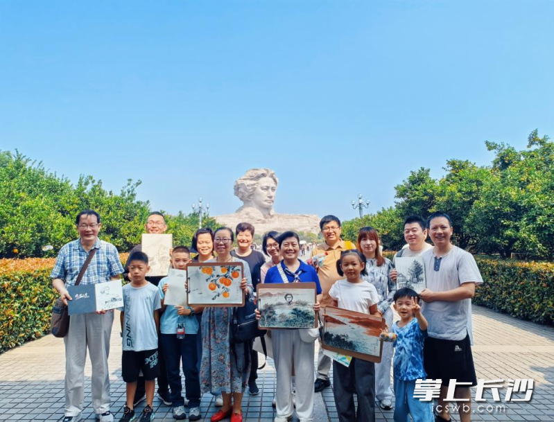 10月8日，“时序非遗游——品绘《沁园春·长沙》”采风活动在橘子洲头诗意展开。 均为长沙晚报通讯员罗亚卿供图