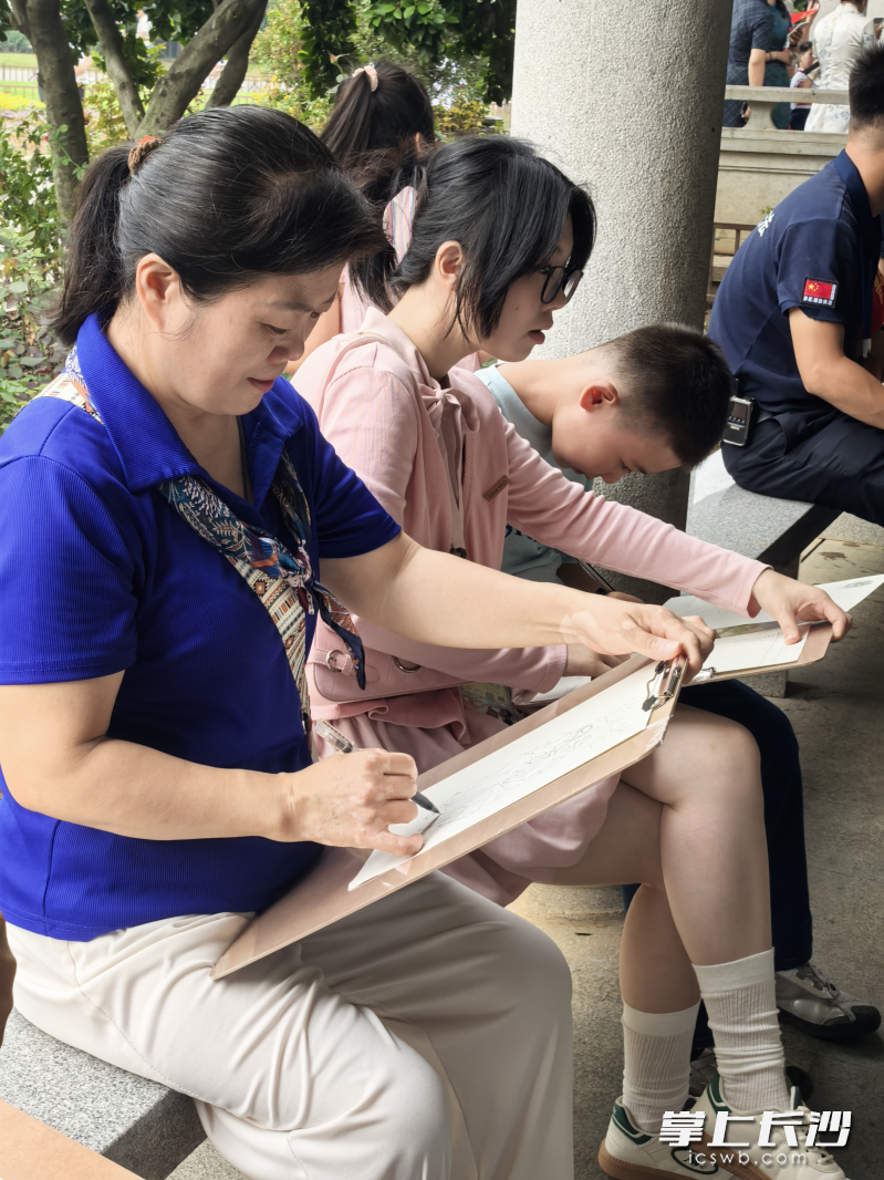 大家将眼前江天一色的实景与胸中涌动的情思尽数倾注于纸上。