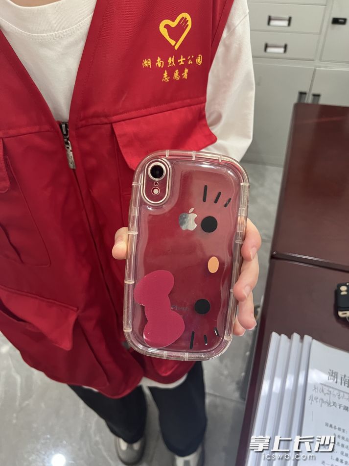 假日期间,大学生志愿者拾到游客遗失的手机,交到公园服务驿站。不久后,驿站工作人员将手机顺利交还失主。 长沙晚报通讯员 李炼 供图 假日期间,大学生志愿者拾到游客遗失的手机,交到公园服务驿站。不久后,驿站工作人员将手机顺利交还失主。 长沙晚报通讯员 李炼 供图