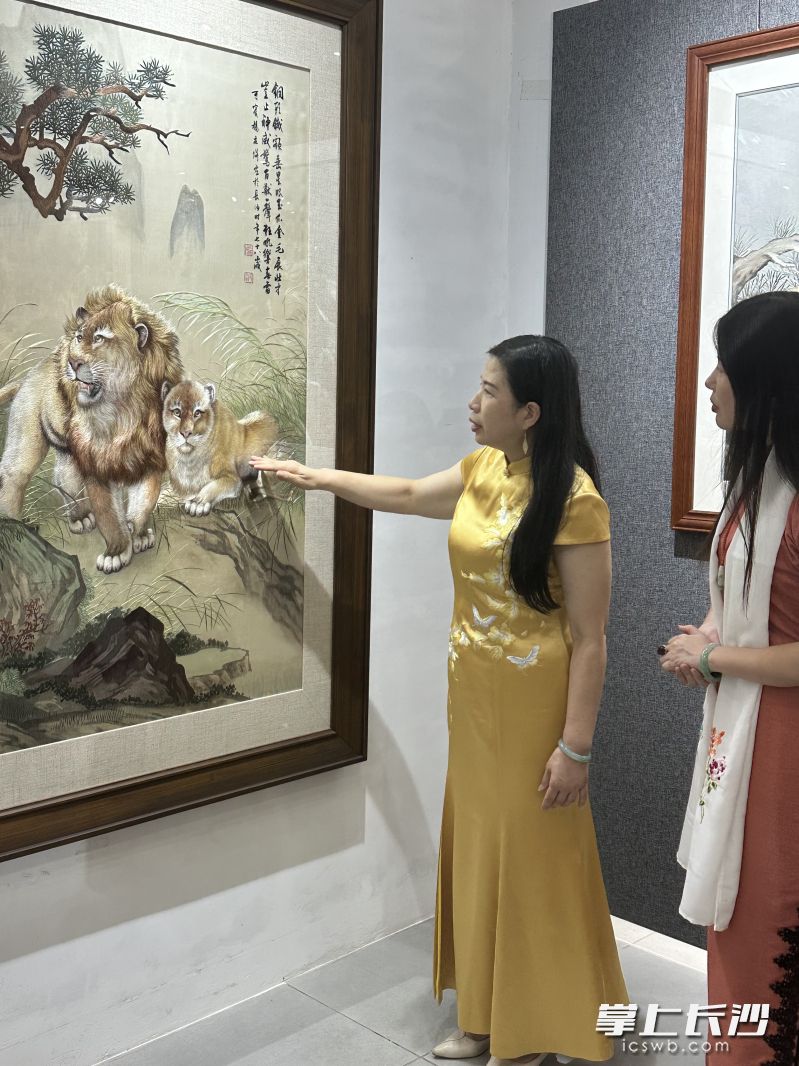 江再红介绍湘绣的鬅毛针。