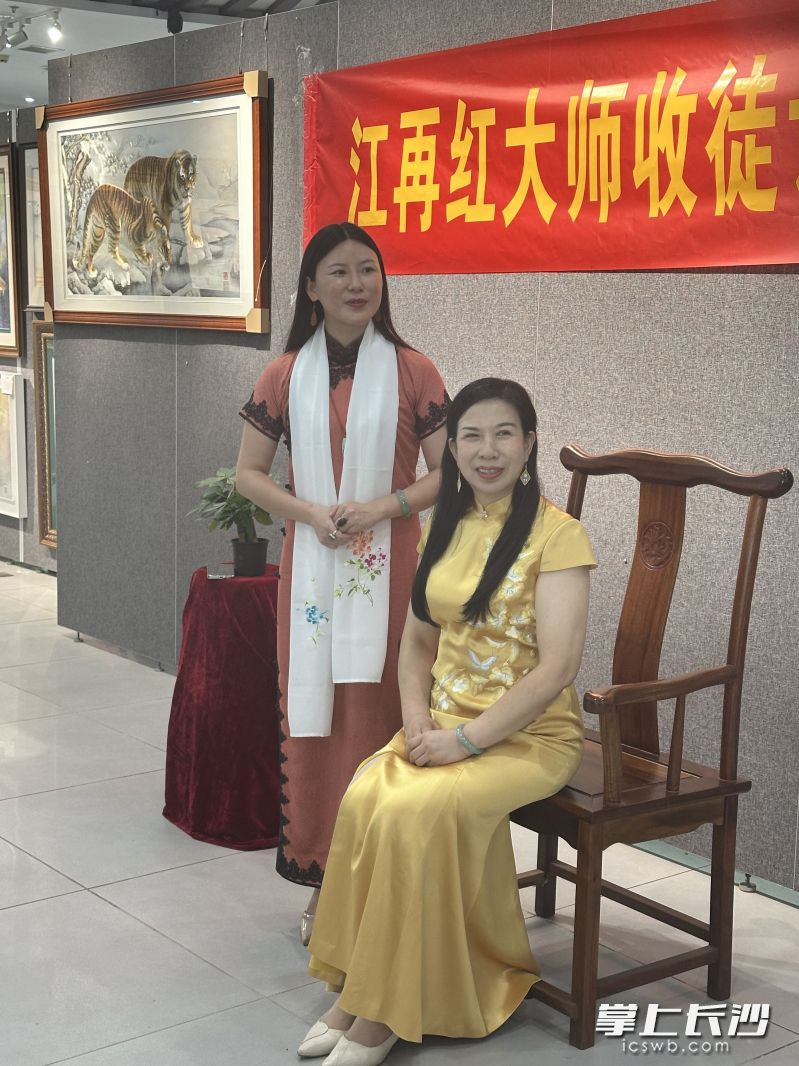 江再红与许红艳。