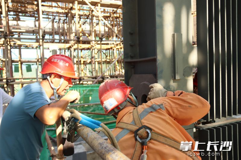 国庆中秋假期项目部全体建设者坚守一线。 长沙晚报通讯员 彭婧楠 摄