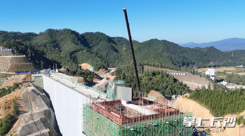 椒花水库全力冲刺年底下闸蓄水目标。 长沙晚报通讯员 刘纯杰 摄