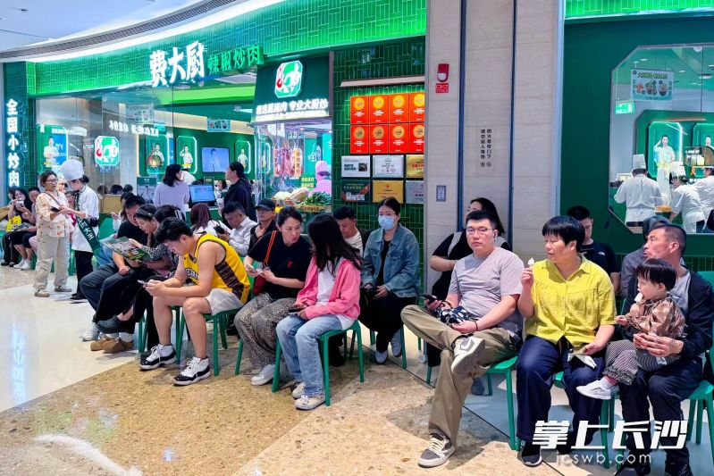 国庆当天，费大厨全国门店取号桌数近8万桌。 均为通讯员供图