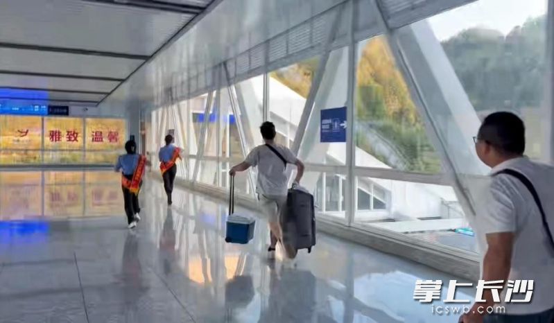 一路狂奔,两位医生在吉首东站“吉雅”党员服务队的协助下,仅用3分钟时间快速进站、登车,在车门关闭前顺利踏上返程之路。 均为长沙晚报通讯员陈彦霖摄 一路狂奔,两位医生在吉首东站“吉雅”党员服务队的协助下,仅用3分钟时间快速进站、登车,在车门关闭前顺利踏上返程之路。 均为长沙晚报通讯员陈彦霖摄