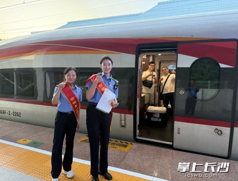 17时54分,G6473次列车准时驶离吉首东站,载着生命的希望全速驶向长沙。 17时54分,G6473次列车准时驶离吉首东站,载着生命的希望全速驶向长沙。