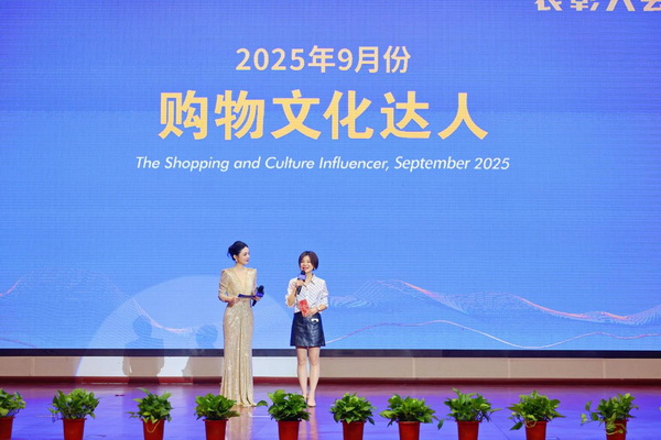 消费者接受主持人采访。 消费者接受主持人采访。