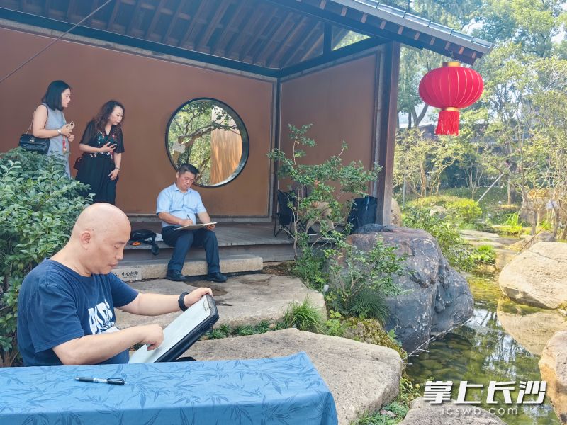 艺术家们在天心公园写生。