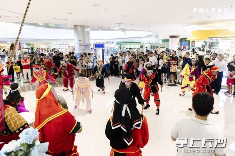 北辰荟将传统英歌舞请进了商场。长沙晚报通讯员 伍薇 供图 北辰荟将传统英歌舞请进了商场。长沙晚报通讯员 伍薇 供图