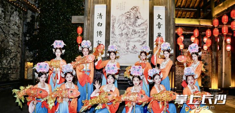 汉服美人渔灯夜游潮宗街。长沙晚报全媒体记者 李卓 摄 汉服美人渔灯夜游潮宗街。长沙晚报全媒体记者 李卓 摄