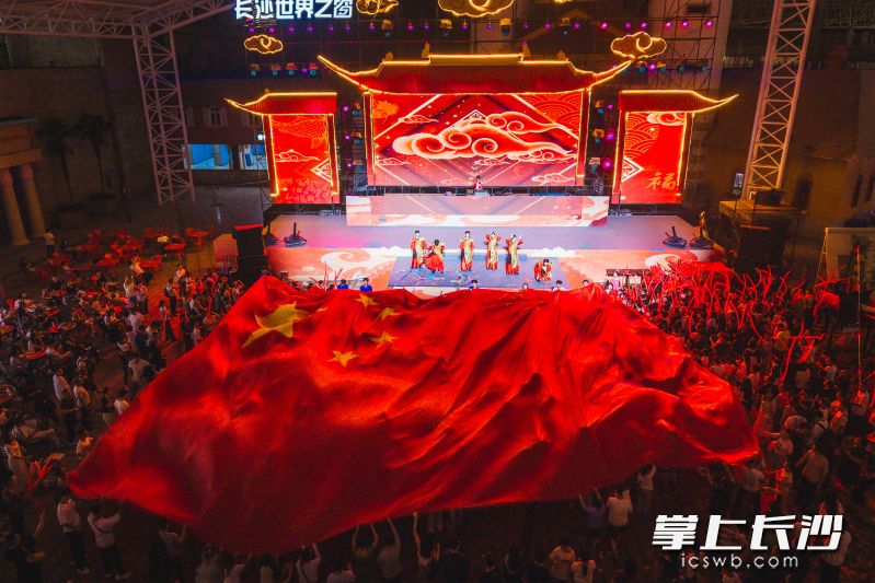 世界之窗剧场亮出巨幅国旗庆国庆。长沙晚报通讯员 伍薇 供图 世界之窗剧场亮出巨幅国旗庆国庆。长沙晚报通讯员 伍薇 供图