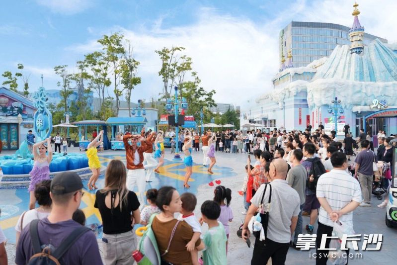 大王山旅游度假区推出“长沙湘江欢乐海洋国潮季”，吸引众多游客打卡。