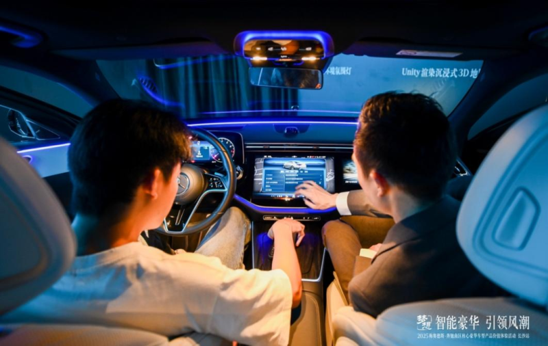 车友在感受奔驰汽车的豪华与智能。 车友在感受奔驰汽车的豪华与智能。