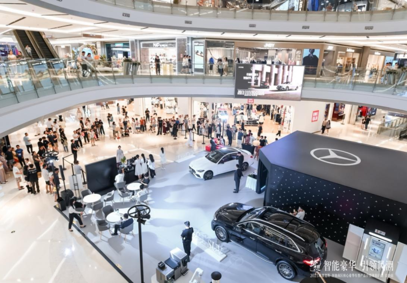 活动现场高端大气,吸引了众多车迷车友驻足围观。 均为活动举办方供图 活动现场高端大气,吸引了众多车迷车友驻足围观。 均为活动举办方供图