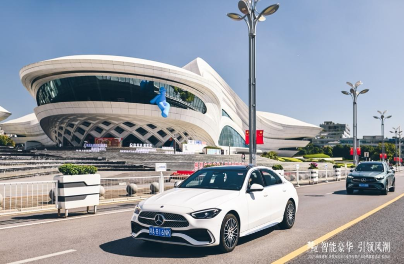 在长沙街头的奔驰车队成为了亮丽风景。 在长沙街头的奔驰车队成为了亮丽风景。