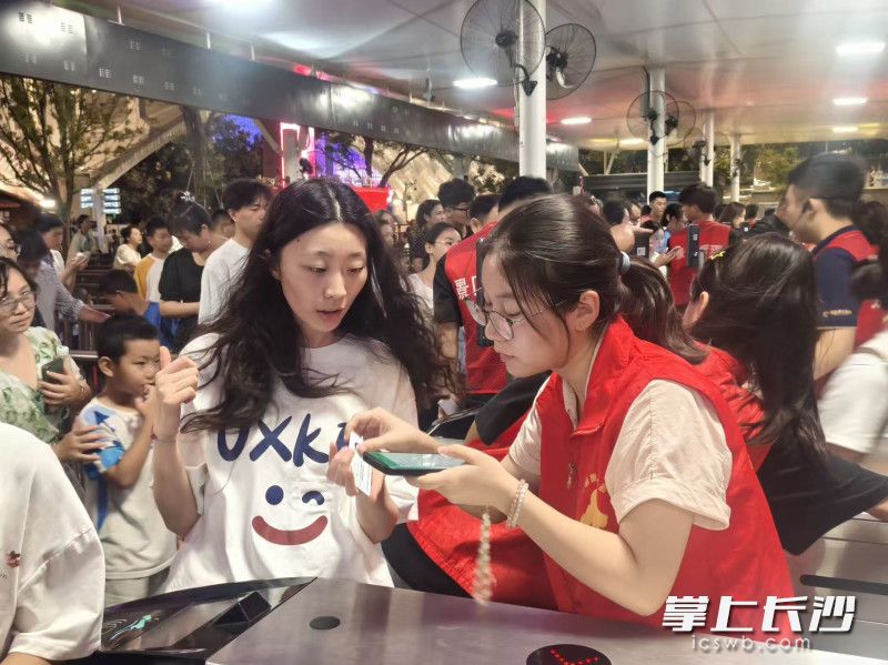 在橘子洲景区,共计500余人次青年志愿者加入志愿服务的行列。 均为长沙晚报通讯员冯叶、王琬怡供图 在橘子洲景区,共计500余人次青年志愿者加入志愿服务的行列。 均为长沙晚报通讯员冯叶、王琬怡供图