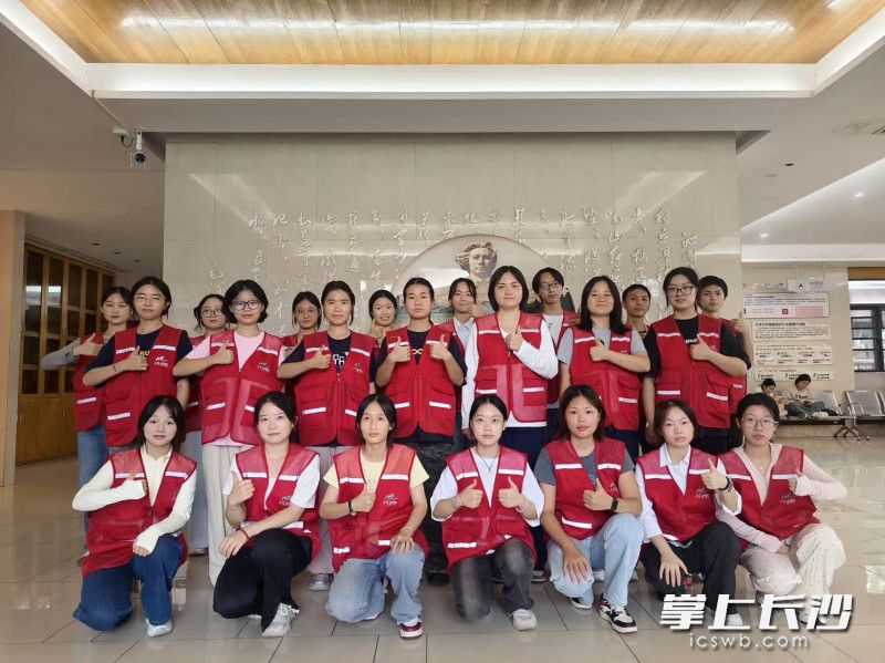 让“志愿红”深入每位游客心中。 让“志愿红”深入每位游客心中。