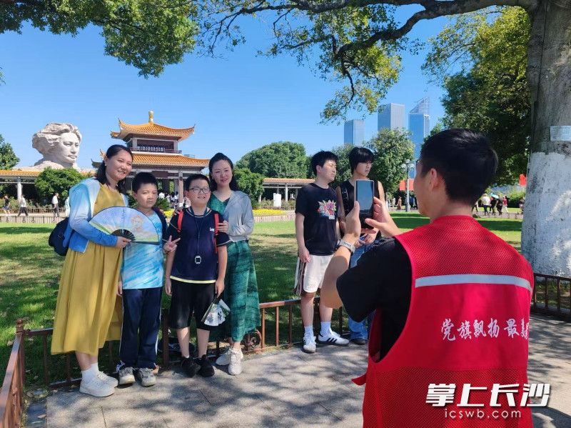 青年志愿者为游客提供旅游咨询、行李寄存、预约指引、分流引导、文明劝导等服务。 青年志愿者为游客提供旅游咨询、行李寄存、预约指引、分流引导、文明劝导等服务。