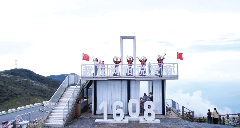 双节期间,浏阳文旅市场火热,各大景点展现出强劲吸引力,客流峰值不断刷新。图为大围山国家森林公园景区。 双节期间,浏阳文旅市场火热,各大景点展现出强劲吸引力,客流峰值不断刷新。图为大围山国家森林公园景区。