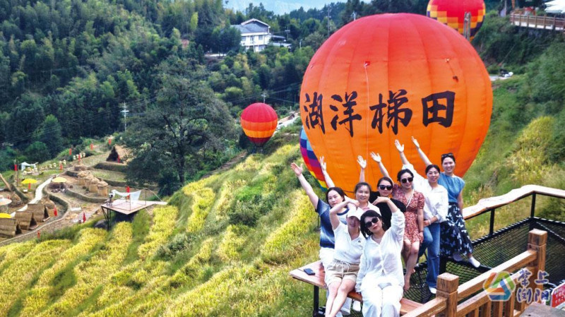 张坊镇湖洋梯田新增的热气球等打卡点,吸引大量游客。 张坊镇湖洋梯田新增的热气球等打卡点,吸引大量游客。