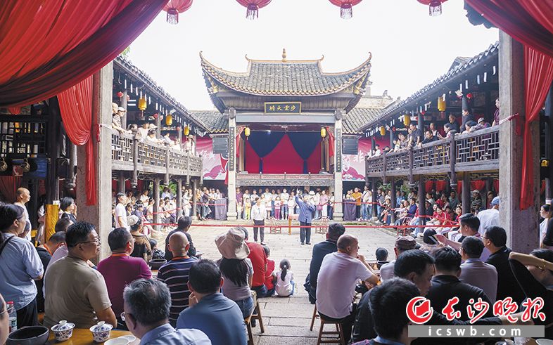 靖港古镇素有“老长沙的清明上河图”“戏窝子”美誉，戏楼的精彩演绎吸引了众多游客驻留欣赏。长沙晚报全媒体记者 邓迪 摄
