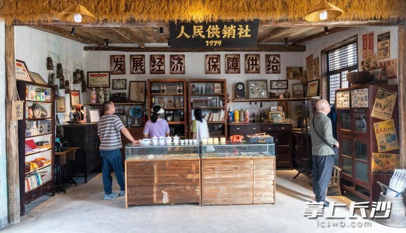 茶馆内陈列着村民捐赠的600余件老旧物件。除另有署名的外,均为周数邑 摄 茶馆内陈列着村民捐赠的600余件老旧物件。除另有署名的外,均为周数邑 摄