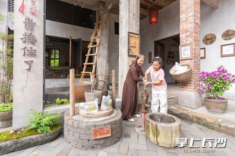 家人共同体验乡村传统的压力水阀。 家人共同体验乡村传统的压力水阀。