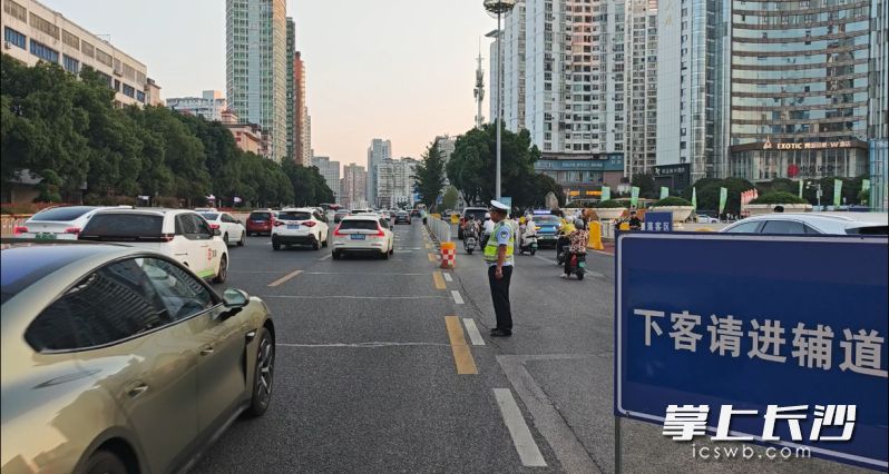 赛前已站岗维护秩序的天心交警。 长沙晚报全媒体记者 张洋子 摄