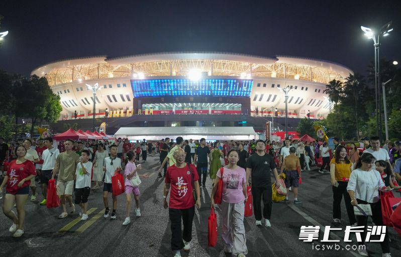 赛后，球迷们有序退场。 长沙晚报全媒体记者 邹麟 摄