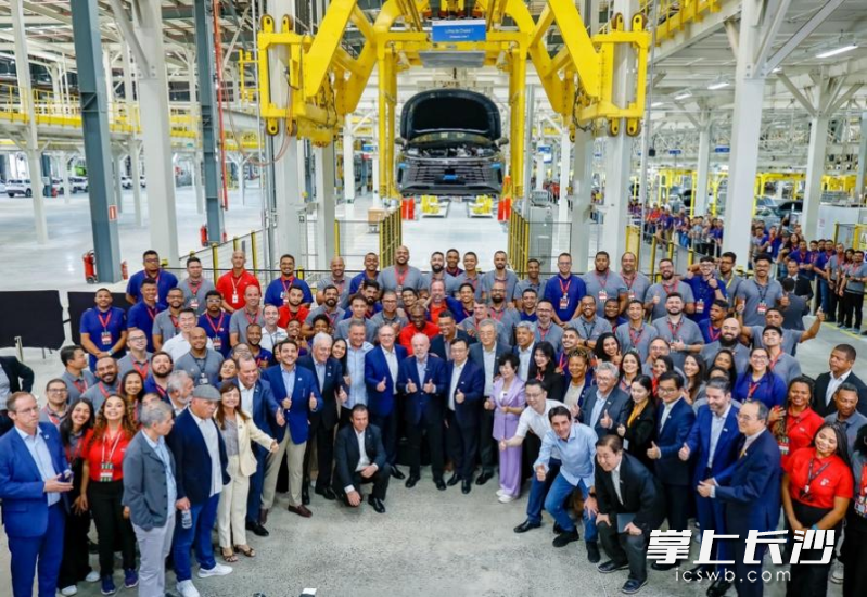 下线仪式上，巴西总统卢拉、比亚迪董事长兼总裁王传福与比亚迪巴西卡马萨里工厂员工合影。 均为比亚迪 供图