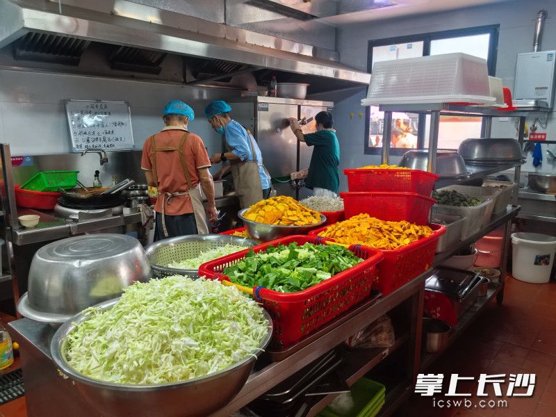 厨师们在厨房忙碌地备菜。