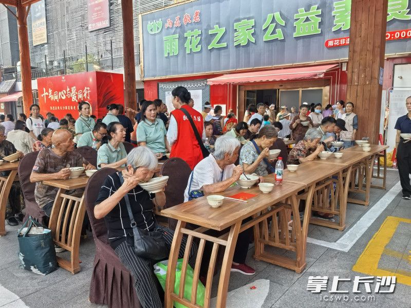 老人们在享受免费午餐。