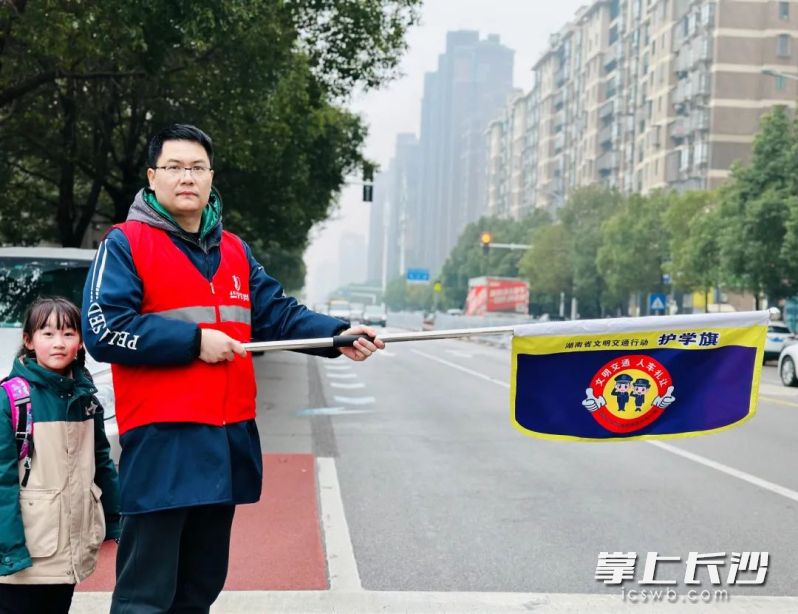 雨花区的“雷锋号”护学岗，撑起学生“安全伞”。长沙晚报通讯员 熊其雨 摄