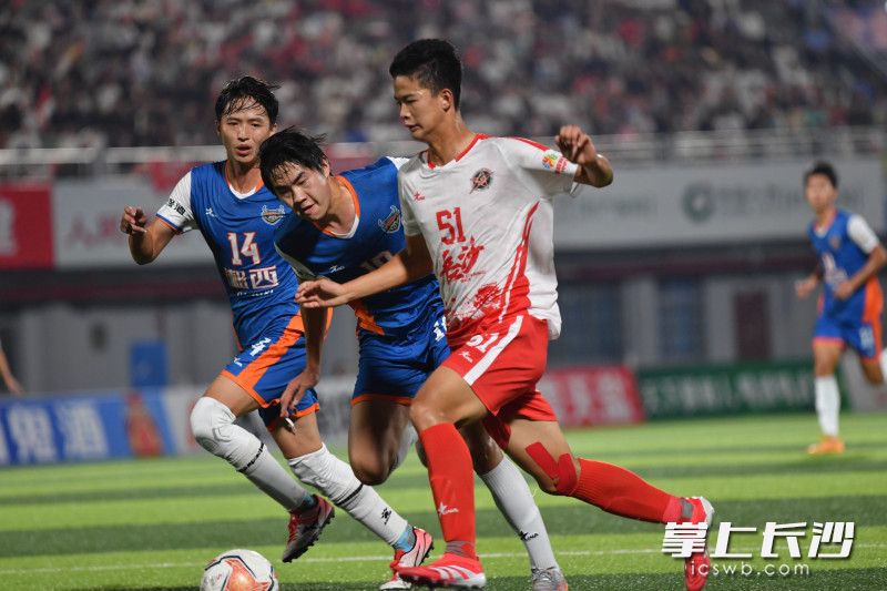 10月4日晚，“湘超”联赛第四轮比赛，长沙队在客场挑战湘西队。图为51号杨椰文（右）在比赛中突破。王志伟 摄
