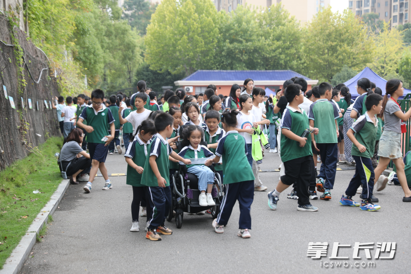 班上的同学课间陪着夏夏在校园里玩耍。