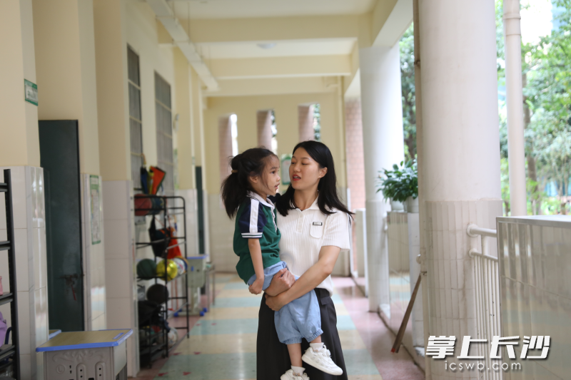 班主任邓坤华抱着夏夏去洗手间。