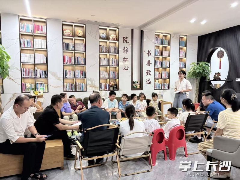 近日，张坊村在农家书屋开展“红色记忆·薪火相传”沉浸式体验日活动，20余名家长和孩子参与其中，听故事、诵诗篇、写祝福，厚植爱国情。长沙晚报通讯员 李昔梅 摄