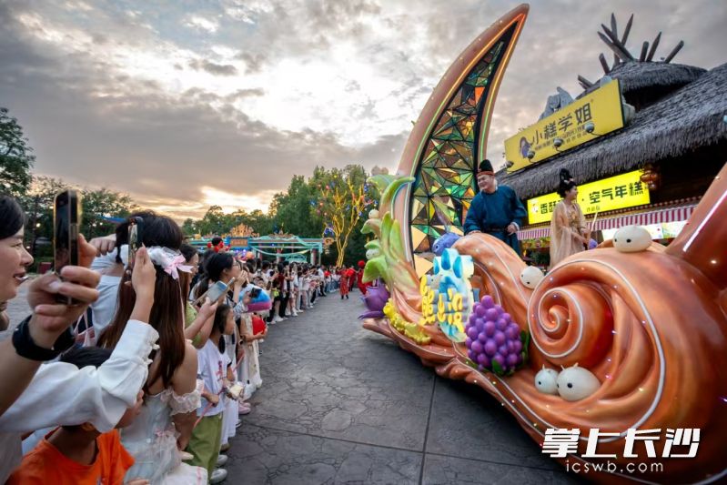 长沙方特・东方神画景区的花车巡游。宁乡市文旅广体局 供图 长沙方特・东方神画景区的花车巡游。宁乡市文旅广体局 供图