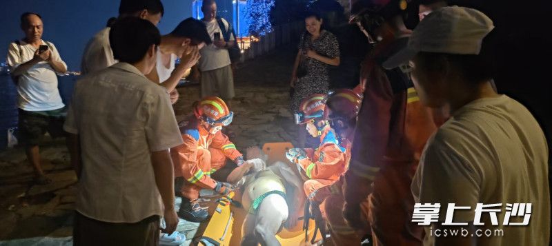 消防员在求助摔伤老人。长沙晚报通讯员 胡雄 摄 消防员在求助摔伤老人。长沙晚报通讯员 胡雄 摄