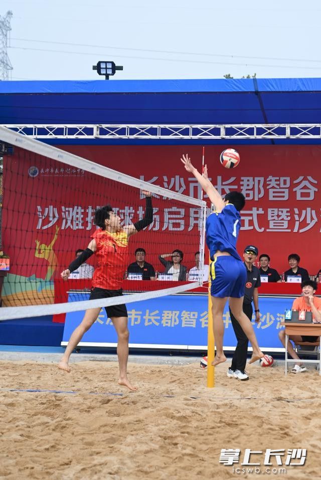 来自湖南师范大学、湖南中医药大学、楚唯俱乐部及长郡智谷中学等多支沙滩排球代表队开展了精彩纷呈的友谊赛。